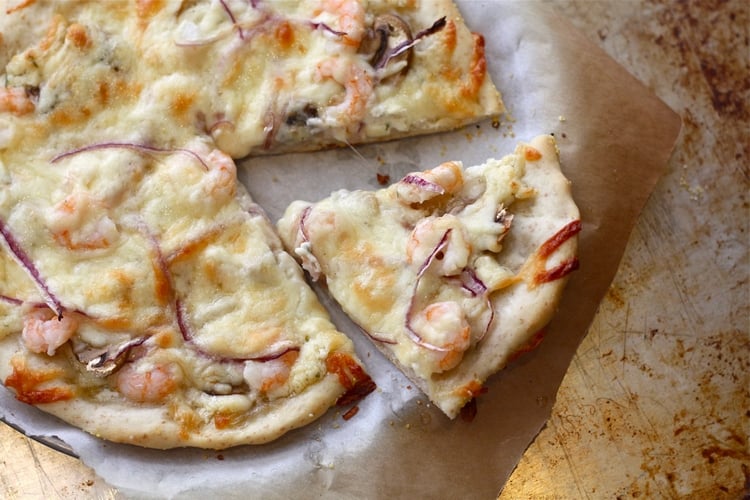 recette-pâte-pizza-italienne-garniture-fruits-mer-crevette-oignons-rouges