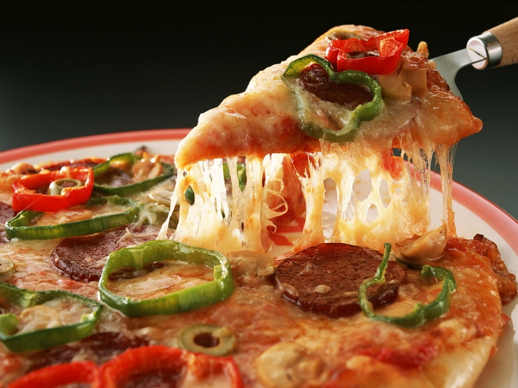 recette-pâte-pizza-italienne-garniture-salami-pepperoni-poivrons-rouges-verts