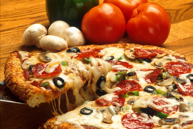 recette-pâte-pizza-italienne-moelleuse-garnie-Pepperoni-olives-noires-toppings