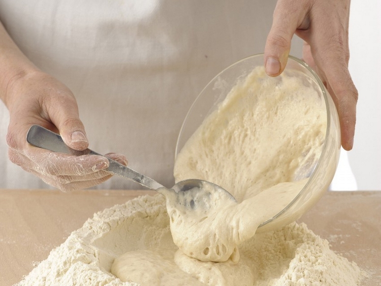 recette pâte à pizza italienne mélanger-levure-activée-farine-fontaine