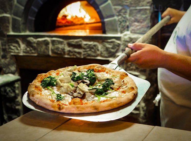 recette-pâte-pizza-italienne-épaisse-four-bois-garnie-légumes