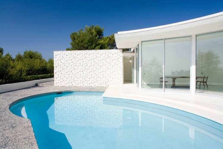 Carrelage grand format beige, baies vitrées et murs àeffet 3d Piscine mosaïque blanc aux côtés