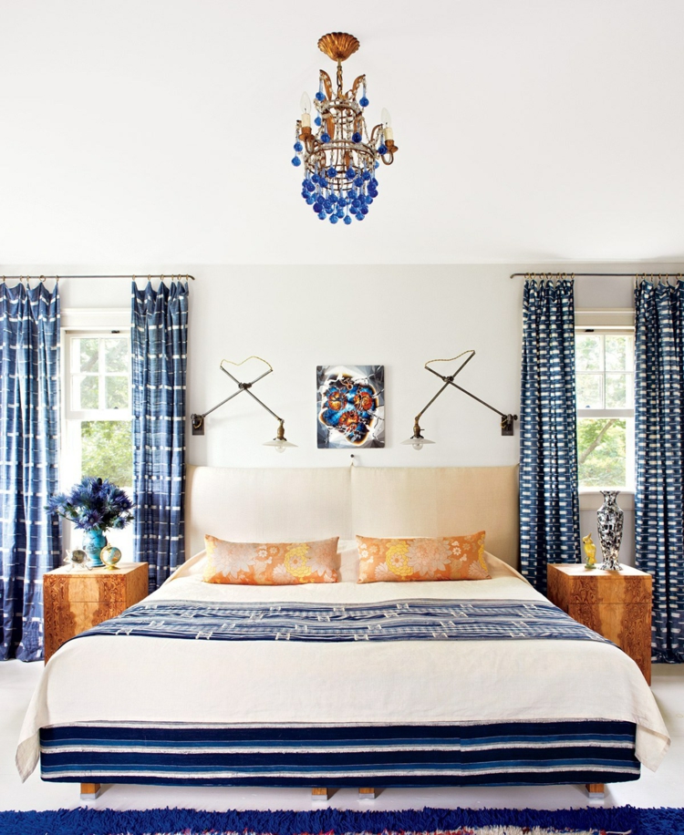 rideaux-chambre-adulte-bleu-blanc-assortis-literie-tapis