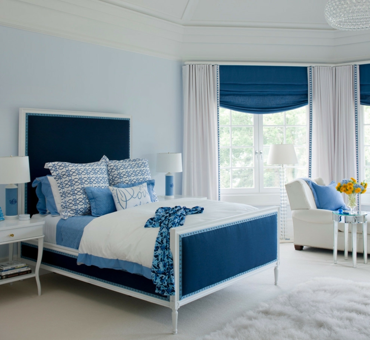 rideaux-chambre-coucher-adulte-blancs-bleus-lit-linge-assortis