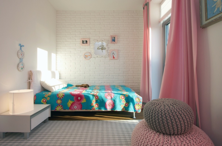 rideaux chambre enfant -chambre-fille-rideaux-roses-mur-brique-blanche-pouf-tricot