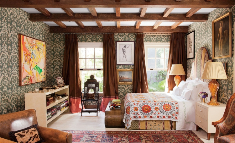 rideaux-chambre-exotique-marron-papier-peint-motifs-plafond-caissons