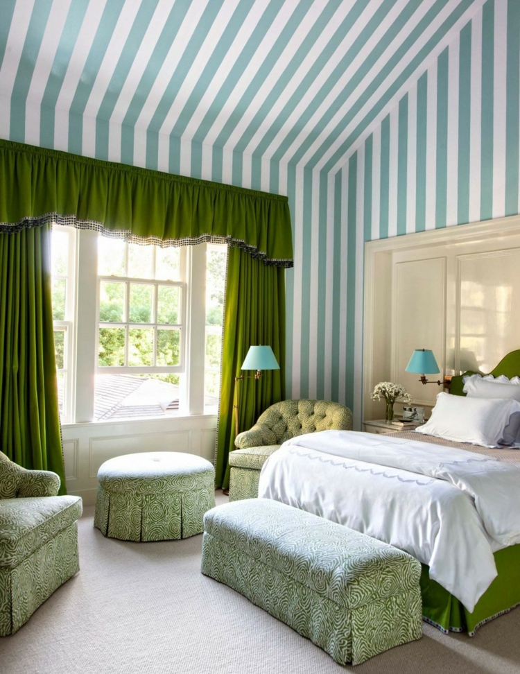 rideaux-chambre-verts-avec-cantonnière-papier-peint-rayé-blanc-vert