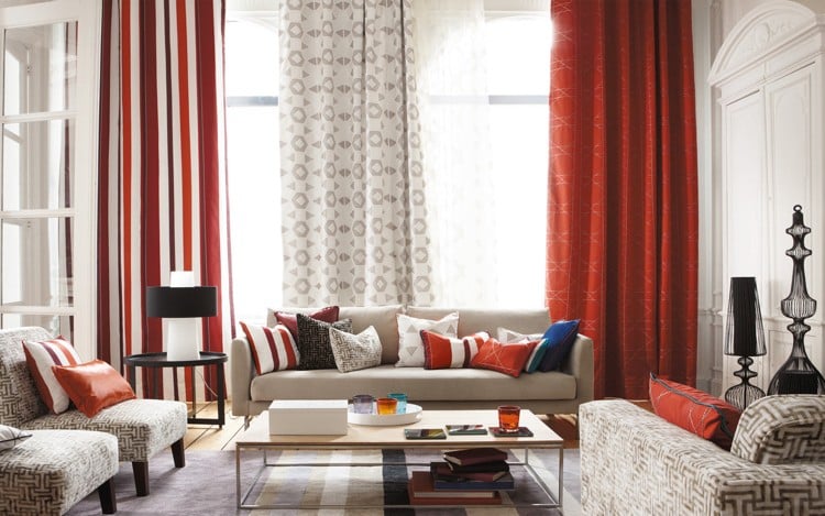 rideaux-voilages-modernes-motifs-géoémtriques-rouges-rayures-coussins-assortis
