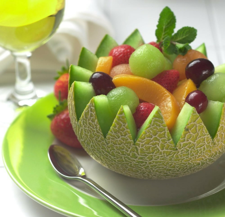 salade-fruits-originale-anniversaire enfant bol melon rempli de fruits contits et frais