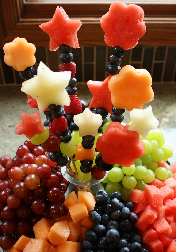 salade-fruits-originale anniversaire enfant brochettes fruits emporte-pièces