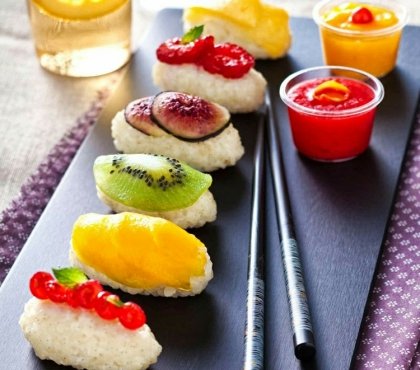 salade-fruits-originale façon sushi annif ado- nigiri riz sucré kiwi mango figues