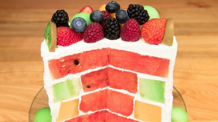 salade-fruits-originale fête enfant- gâteau pastèque melon décoré baies-rouges