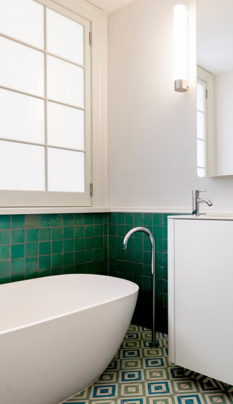 salle-bains-blanc-vert-carrelage-rétro-vert-motif-losange