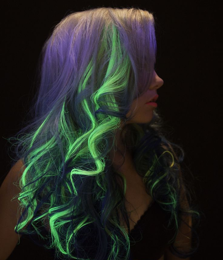 tendance coiffure -mèches-fluorescentes-vert-néon-lavande