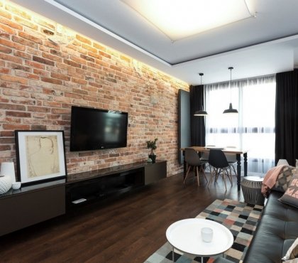 tendances déco –aménagement-salon-faux-plafond-corniche-lumineuse-mur-brique-meuble-tv-suspendu-coin-repas