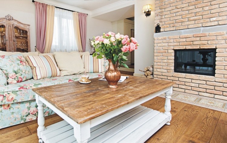 tendances déco –aménagement-salon-style-cottage-anglais-table-basse-bois-canapé-motif-floral-mur-brique