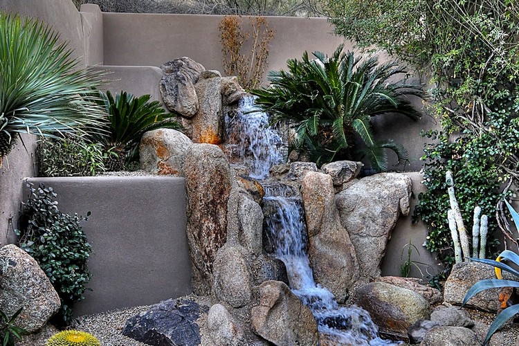 terrasse-piscine-jardin-exotique-cascade-masion-architecte-désert-arizona