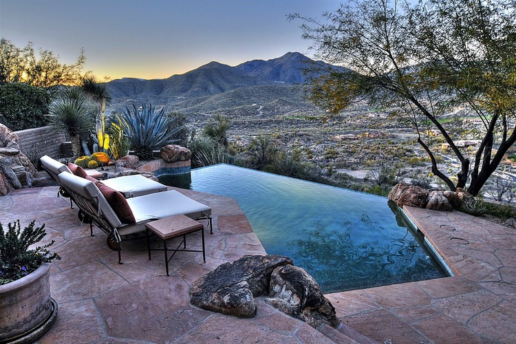 terrasse piscine piscine-débordement-mobilier-bois-cactus-vue