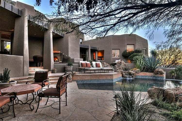 Terrasse piscine et jardin exotique dans une maison design