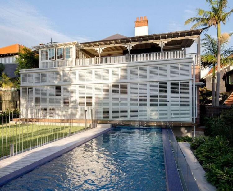 Volets persiennes bois, véranda contemporaine et piscine extérieure Piscine mosaïque blanc aux côtés