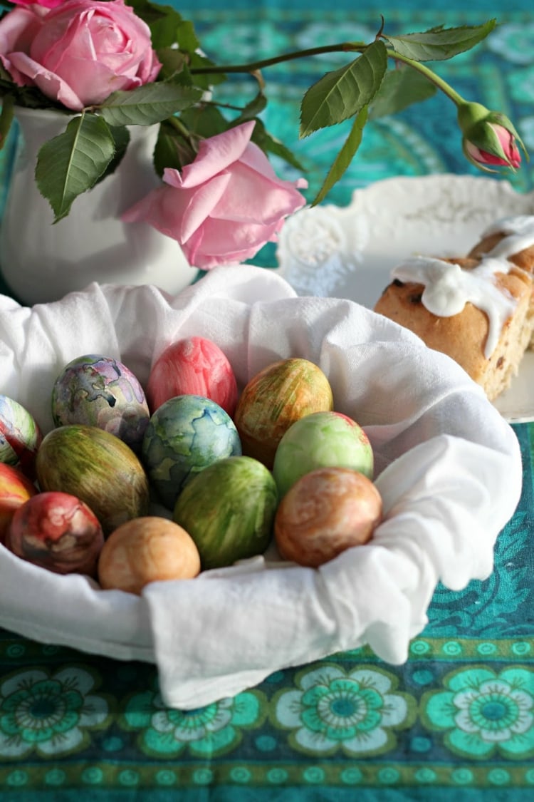 œufs de Pâques décorés -aquarelle-effet-marbré-bouquet-roses