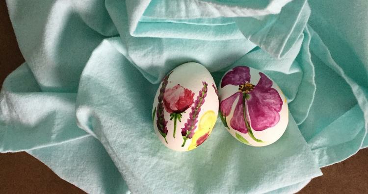 œufs de Pâques décorés -aquarelle-idée-déco-motifs-floraux-aquarelle