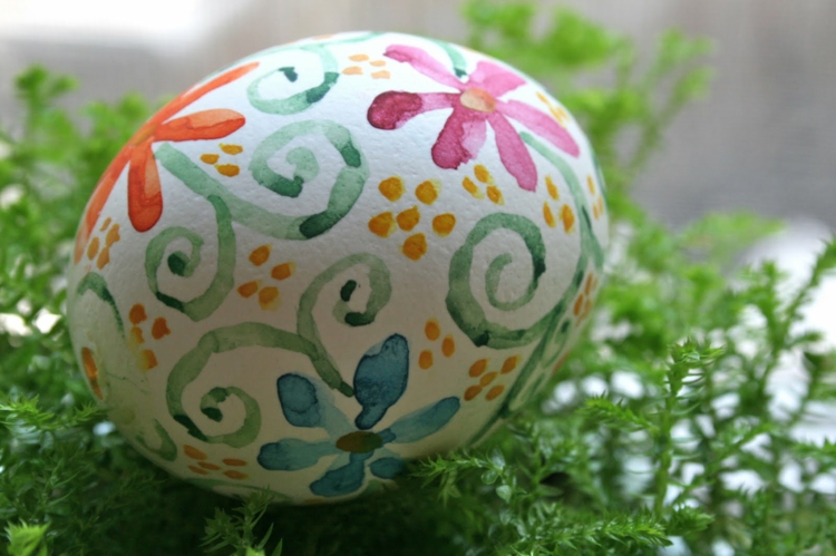 œufs de Pâques décorés -aquarelle-motifs-fleurs-tiges-peinture