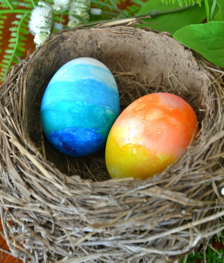 œufs de Pâques décorés -aquarelle-nuances-bleu-orange-jaune