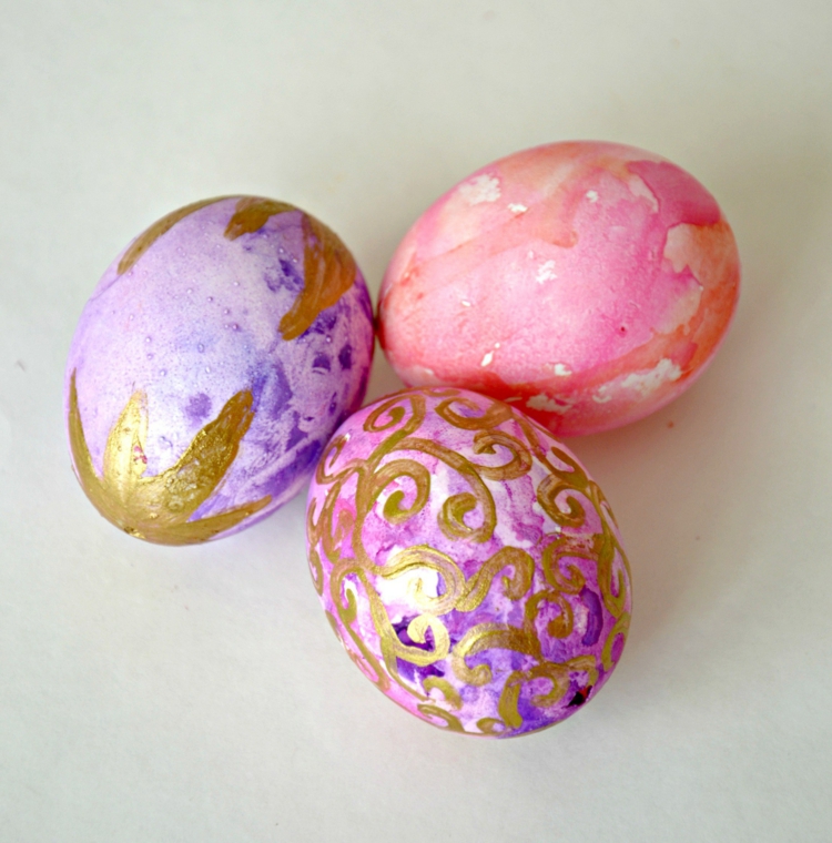 œufs de Pâques décorés -aquarelle-nuances-rose-lilas-motifs-dorés