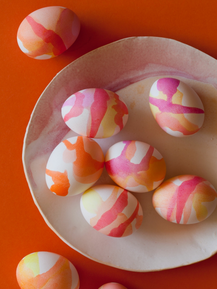 œufs de Pâques décorés -aquarelle-nuances-rose-orange-blanc