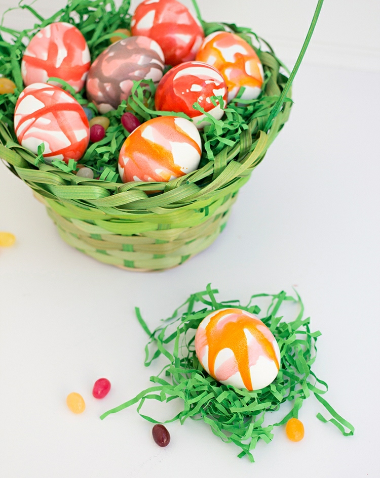 œufs de Pâques décorés -aquarelle-panier-pâques-oeufs-multicolores