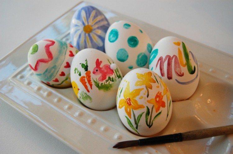 œufs de Pâques décorés -aquarelle-pinceau-fin-motifs-pâques-lapin-jonquilles-marguerite