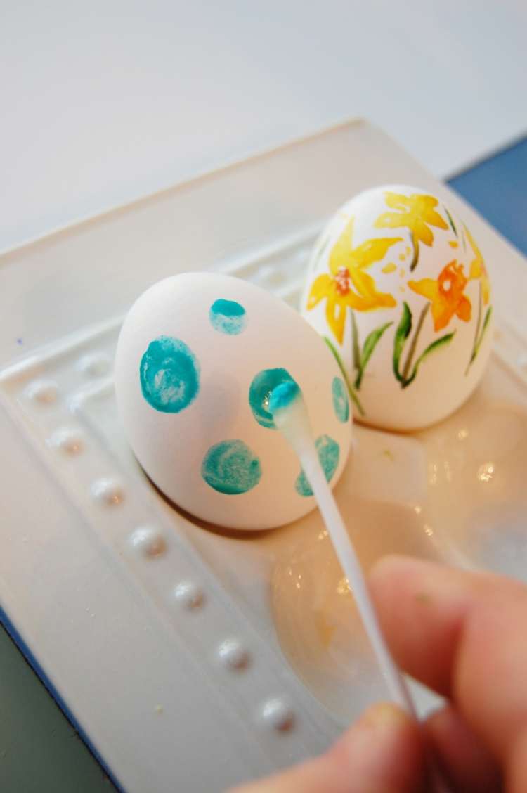 œufs de Pâques décorés -aquarelle-pois-turquoise-coton-tige