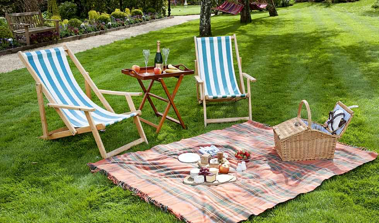 aire de pique-nique –jardin-couverture-carreaux-chaises-pliantes-panier-table-pliante