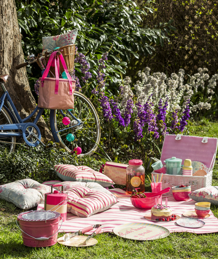 aire de pique-nique –jardin-couverture-coussins-rayures-roses-panier-blanc-rose-accessoires-assortis