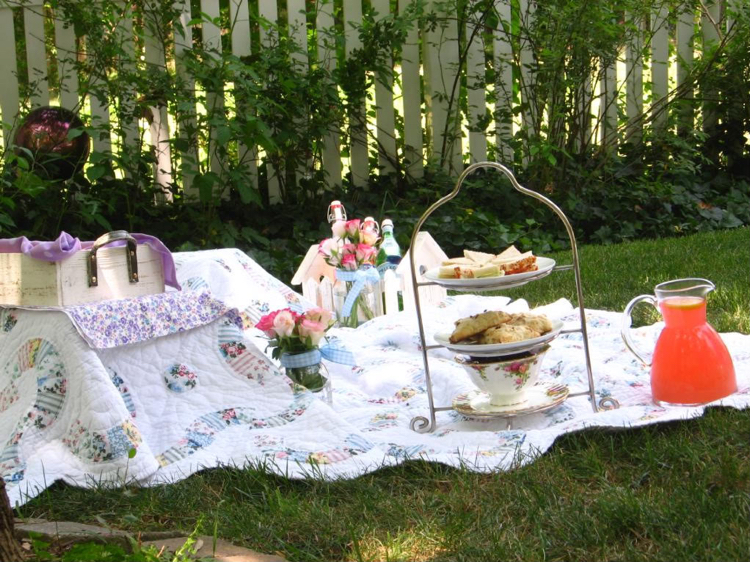 aire de pique-nique –jardin-couverture-déco-florale-porte-assiette