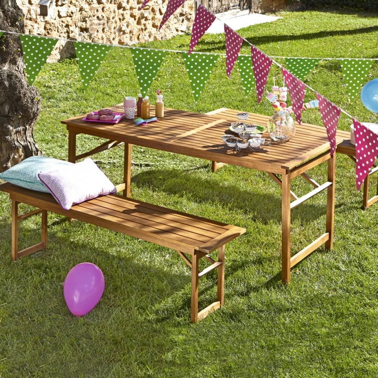 aire de pique-nique –jardin-ensemble-table-bancs-bois-coussins-extérieur-guirlandes-fanions