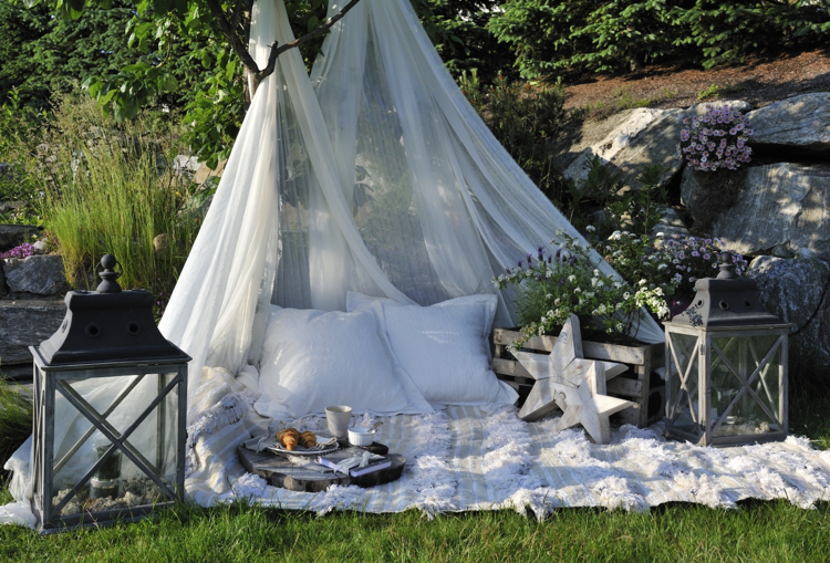 aire de pique-nique –jardin-romantique-coussins-sol-couverture-déco-florale-toile