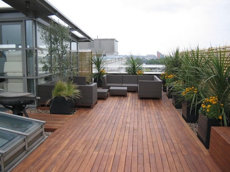 amenager-son-balcon-toit-terrasse-sol-bois-plantes-pots-store-banne