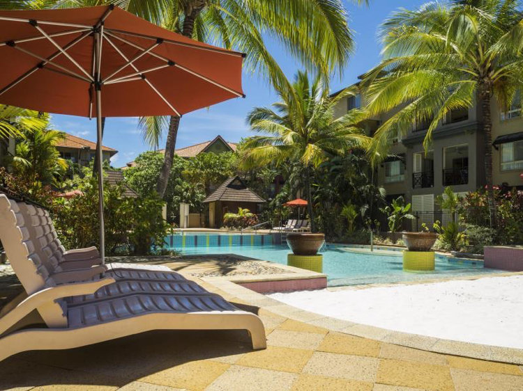 aménagement jardin paysager -autour-piscine-jardin-tropical-palmiers