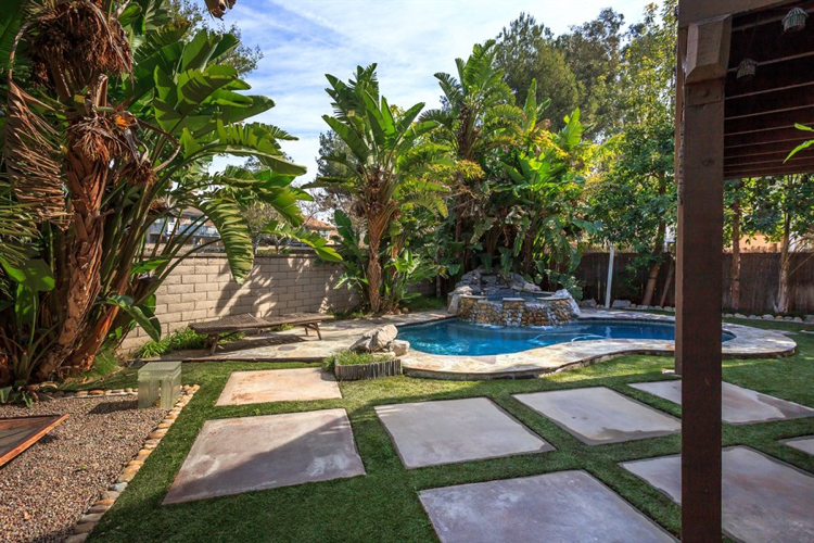 aménagement jardin paysager -autour-piscine-moderne-palmiers-allée-dalles