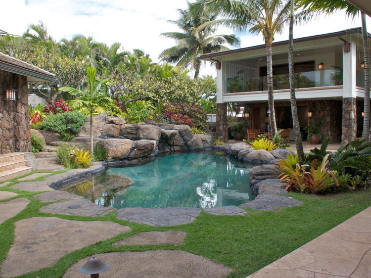 aménagement jardin paysager -tropical-autour-piscine-palmiers