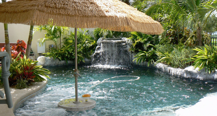 aménagement jardin paysager -tropical-autour-piscine-parasol-fontaine-palmiers