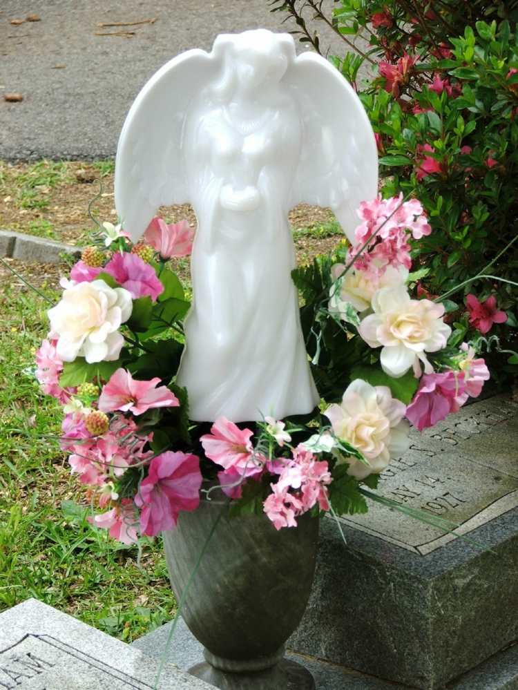 articles-funéraires-azalées-vase-statue-ange-pierre