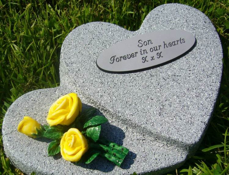 articles-funéraires-panneau-coeur-pierre-fleurs-jaunes