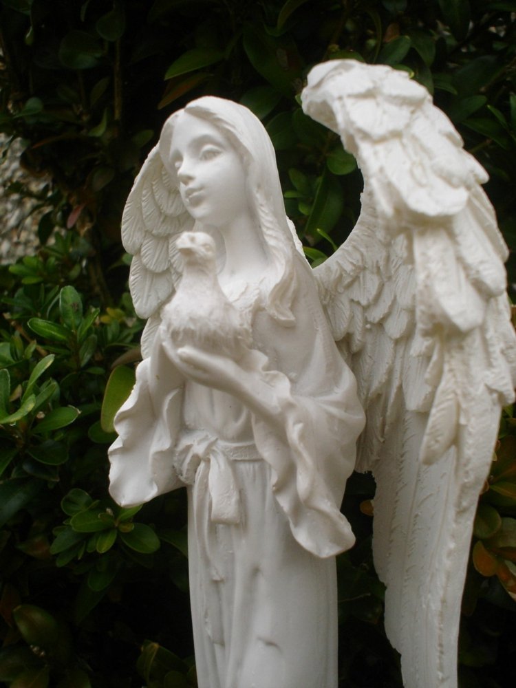 articles-funéraires-statue-pierre-blonde-ange-oiseau-déco