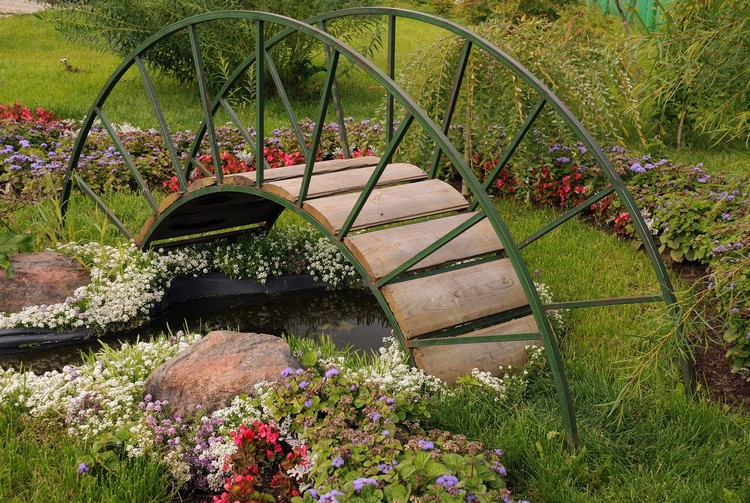 bassin de jardin artisanal-déco-original-ponton-bois