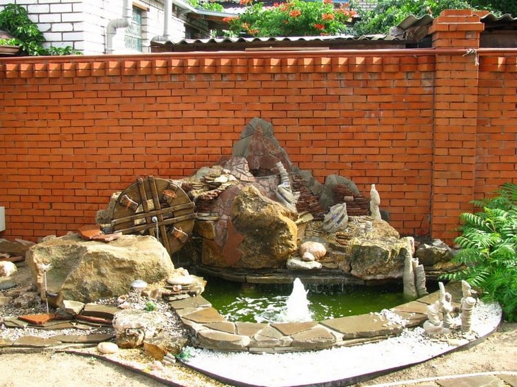 bassin-jardin-artisanal-forme-cascade-rochers-roue-déco