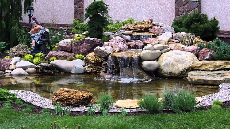 bassin-jardin-cascade-pierres-gazon-sculpture-rigolote