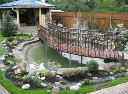 bassin-jardin-faire-soi-même-galets-décoratifs-gravier-pont-métallique